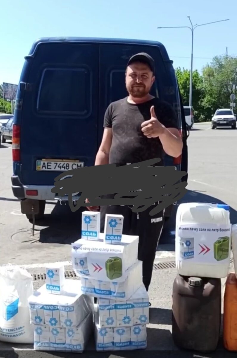 Справа на белой канистре можно увидеть простую схему бартера - пачка соли - литр соляры.