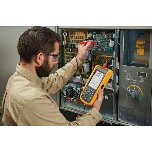 Для работы большинства электроприемников требуется не только активная, но и реактивная мощность. Активная мощность поступает из сети и необратимо расходуется в нагрузке, реактивная же в течение одной половины периода переменного тока передается из сети в нагрузку, а в другой полупериод возвращается в сеть. При индуктивном характере нагрузки, когда ток отстает по фазе от напряжения, реактивная мощность считается положительной, если же в цепи преобладает емкость и ток опережает напряжение, реактивная мощность имеет отрицательное значение. Потребление положительной реактивной мощности обусловлено, в первую очередь, естественными физическими свойствами электроустановок, в которых для преобразования энергии используются магнитные поля (трансформаторы, электродвигатели и т. п.). В преобразователях с управляемыми вентилями фазный сдвиг создается искусственно — он тем больше, чем больше угол отпирания вентилей, а так как при этом ток отстает от напряжения, устройства с вентильными преобразователями представляют собой эквивалент индуктивной нагрузки. То же относится и к таким электроустановкам, как дуговые печи, люминесцентные светильники и т. п., в которых ток начинает протекать лишь в момент, когда мгновенное напряжение достигает определенного порогового значения. Численно фазный сдвиг оценивается функциями cos или (реже) tg: чем больше доля реактивной мощности, тем меньше коэффициент мощности cos. Кроме создания индуктивной составляющей мощности, нелинейная нагрузка (в том числе «порогового» характера) искажает форму кривой тока, вызывая появление так наз. гармонических составляющих. Как известно, периодическая (гармоническая) функция несинусоидальной формы с частотой может быть представлена в виде суммы синусоидальных функций (ряд Фурье) с частотой k, где k = 0, 1, 2... Их так и называют — первая, вторая и т. д. гармоники (k = 0 — постоянная составляющая). Для них сопротивление конденсатора в k раз меньше, чем для основной гармоники с частотой: xc = 1/kC. И хотя, как правило, амплитуда этих составляющих уменьшается с номером гармоники, высшие гармонические могут быть сопоставимы по значению с током основной гармоники или даже превышать его. Прохождение токов повышенной частоты является одной из главных причин перегрева и повреждения конденсатора, сокращения его срока службы. Конденсаторные установки потребляют отрицательную реактивную мощность. Когда в цепи присутствуют и индуктивность, и емкость, то оба вида реактивной мощности, имеющие противоположные знаки, в той или иной степени компенсируют друг друга. Если при этом реакция цепи остается индуктивной, то говорят о недокомпенсации, а преобладание емкостной составляющей мощности называют перекомпенсацией. Таким образом, компенсирующая установка отдает (полностью или частично) в сеть реактивную мощность, потребляемую двигателями, трансформаторами и т. п. При этом коэффициент мощности повышается и в пределе может достигать 1 (полная компенсация). Несмотря на то, что реактивная мощность, в отличие от активной, непосредственно не расходуется, а только участвует в процессе обмена между источником питания и нагрузкой, она бесполезно загружает сеть, снижая пропускную способность и вызывая дополнительные активные потери в проводниках и падение напряжения у потребителя. Пусть, например, предприятие потребляет ток 5 кА, активная составляющая которого составляет 4 кА, а реактивная 3 кА (cos = 0,8). Это значит, что по сети дополнительно протекает ток 5 – 4 = 1 кА, т. е. пропускная способность сети уменьшается на 1/4 = 25% и на столько же увеличивается падение напряжения в ней, а потери активной мощности возрастают на (52 – 42)/42 =9/16 = 56% по сравнению с режимом передачи тока 4 кА, совершающего полезную работу. Недокомпенсация вынуждает завышать установленную мощность трансформаторов и сечение проводников сети. Поскольку потери в низковольтной сети отражаются соответственно и на стороне высшего напряжения, энергоснабжающая организация штрафует потребителя за низкий коэффициент мощности. По этим причинам компенсация реактивной мощности является актуальной задачей для каждого предприятия. Компенсирующая реактивная мощность может «поставляться» не только конденсаторами, но и синхронными машинами. При работе в режиме синхронного компенсатора такая машина представляет собой ненагруженный синхронный двигатель, работающий с перевозбуждением и потребляющий из сети емкостный ток. Реактивную мощность генерирует также перевозбужденный синхронный двигатель под нагрузкой, от которой и зависит отдаваемая реактивная мощность. Однако применение этих машин в низковольтных сетях экономически невыгодно. Наиболее распространенным средством компенсации реактивной мощности в системах электроснабжения до 1000 В являются конденсаторные установки. Конденсаторная установка (КУ) состоит из конденсаторов, вспомогательного оборудования (выключателей, разрядных резисторов, устройств регулирования, защиты и пр.) и ошиновки. Группа единичных конденсаторов, электрически связанных между собой, называется конденсаторной батареей. КУ может состоять из одной или нескольких батарей или конденсаторов. Требования ПУЭ-6, гл. 5.6 распространяются на КУ, присоединяемые параллельно индуктивным элементам электрических систем переменного тока частотой 50 Гц и предназначенные для компенсации реактивной мощности и регулирования напряжения. Конденсаторные батареи должны собираться из конденсаторов с номинальным напряжением, равным номинальному напряжению сети. Может применяться последовательное или последовательно-параллельное соединение однофазных конденсаторов в каждой фазе трехфазной батареи. Конденсаторы должны иметь разрядные устройства. Последние могут не устанавливаться на батареях, присоединенных к сети через трансформатор без коммутационных аппаратов. В качестве разрядных могут применяться устройства с активным или активно-индуктивным сопротивлением. В сетях с переменным графиком реактивной нагрузки должно применяться автоматическое регулирование мощности конденсаторной батареи путем включения и отключения ее в целом или отдельных ее частей. КУ должны иметь защиту от токов КЗ, действующую на отключение без выдержки времени и отстроенную от бросков тока. Защита от повышения напряжения должна отключать КУ с выдержкой времени 3...5 мин. Повторное включение КУ допускается не ранее чем через 5 мин после отключения. Емкости фаз КУ должны контролироваться стационарными устройствами измерения тока в каждой фазе. Для КУ мощностью до 400 кВар допускается измерение тока только в одной фазе. КУ, находящиеся в общем помещении, должны иметь сетчатые ограждения или защитные кожухи. Расстояние между единичными конденсаторами должно быть не менее 50 мм. Соединение выводов конденсаторов между собой и присоединение их к шинам должны выполняться гибкими перемычками. Вспомогательные устройства могут устанавливаться в одном помещении с конденсаторами. 