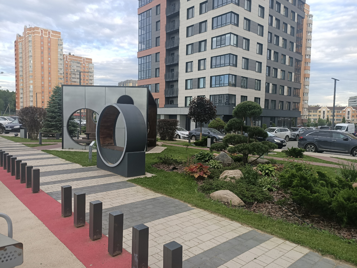 Беседка, за которой спрятался Ваня.