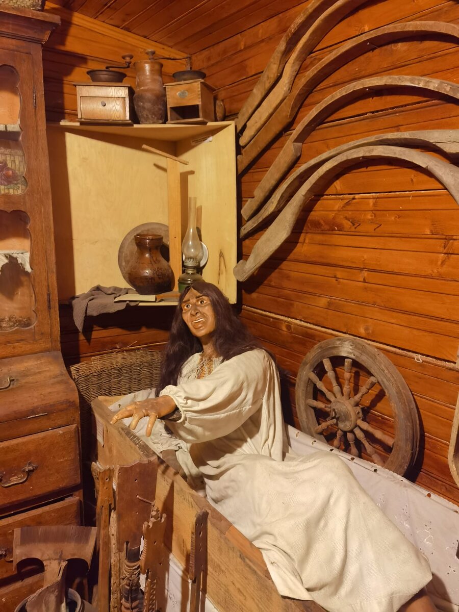 Вот потенциальная упыриха. Смотреть на восковую фигуру в полный рост и правда жутковато...