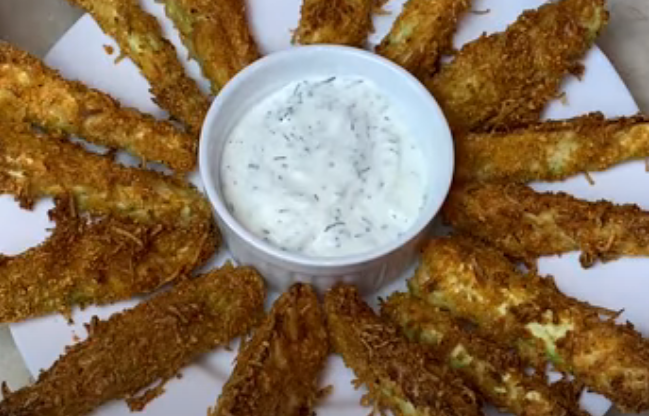 Соус может быть любой, но обязательно в нем должен присутствовать укроп по причине идеальной совместимости вкусов с кабачками