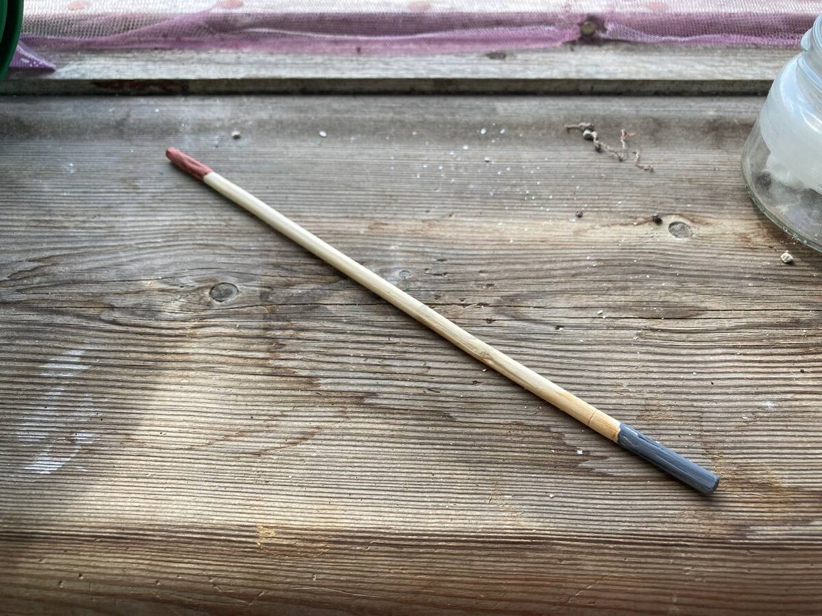 Палочка удобна для размешивания препаратов и краски