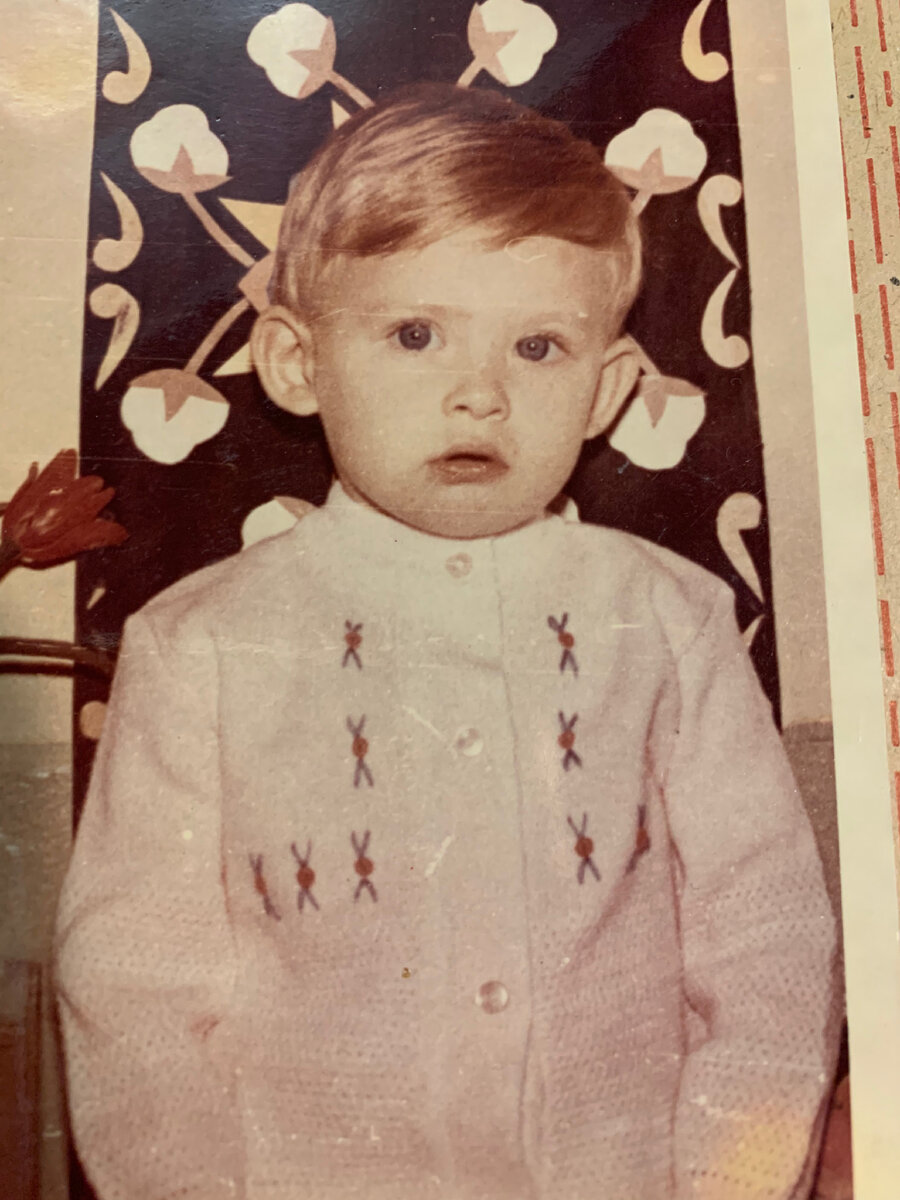 В яслях. Я была очень болезненным ребёнком, поэтому мама устроила нянечкой в мой садик, чтобы меня кормить и укладывать спать