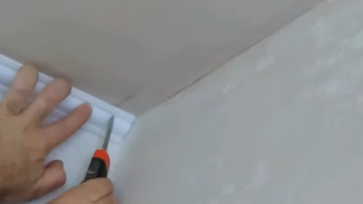 Как резать потолочный плинтус в углах: обрезаем и вырезаем уголки по инструкции от hb-crm.ru | hb-crm.ru