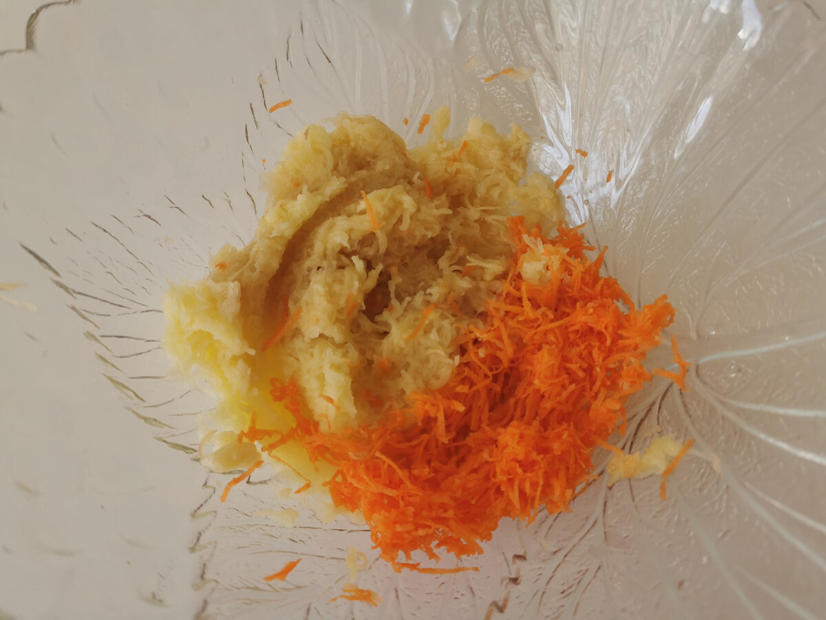 Трем на мелкой терке картофель и морковь