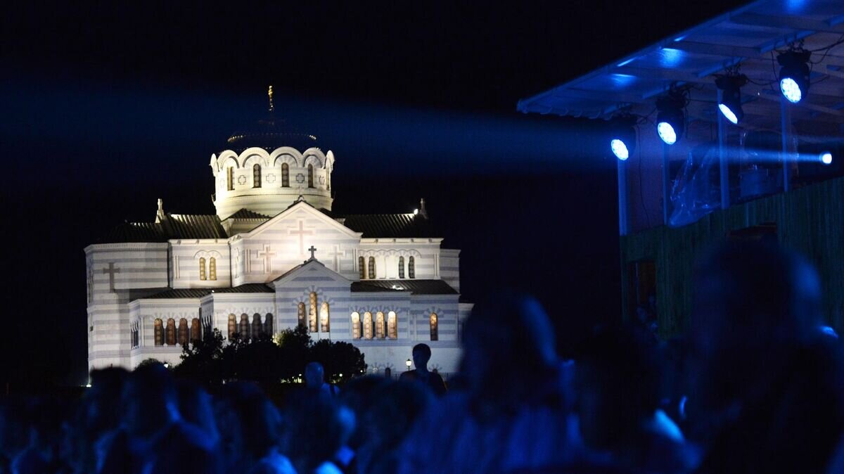    Зрители в музее-заповеднике "Херсонес Таврический"© РИА Новости / Алексей Мальгавко