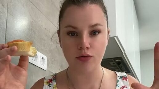 Лила молила из белоруссии последнее видео. Хлеб с маслом девушка. Хлеб с маслом Мем. Я за хлеб с маслом. Масло не жирное масло вкусное