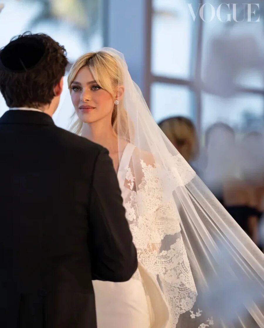    Никола Пельтц выбрала свадебное платье другого брендаVogue