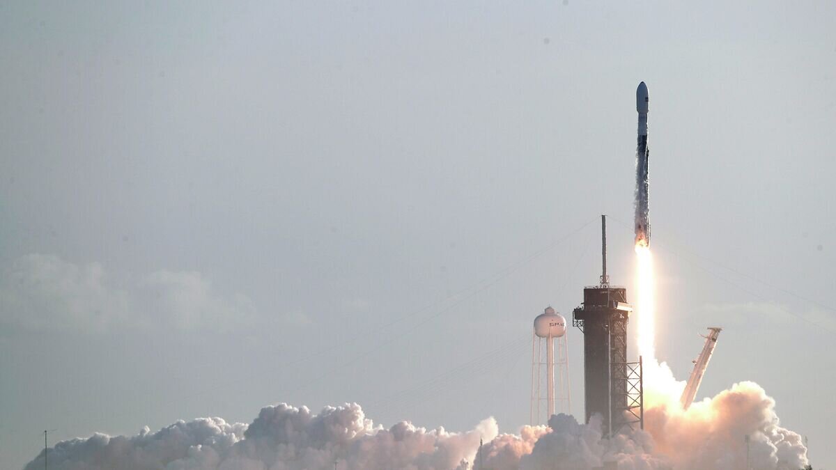    Пуск ракеты Falcon 9 SpaceX на мысе Канаверал© AP Photo / John Raoux