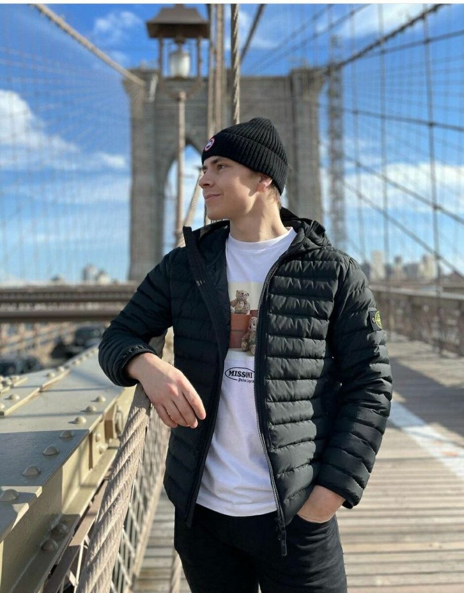     Егор на Бруклинском мосту в Нью-Йорке. Фото: соцсети