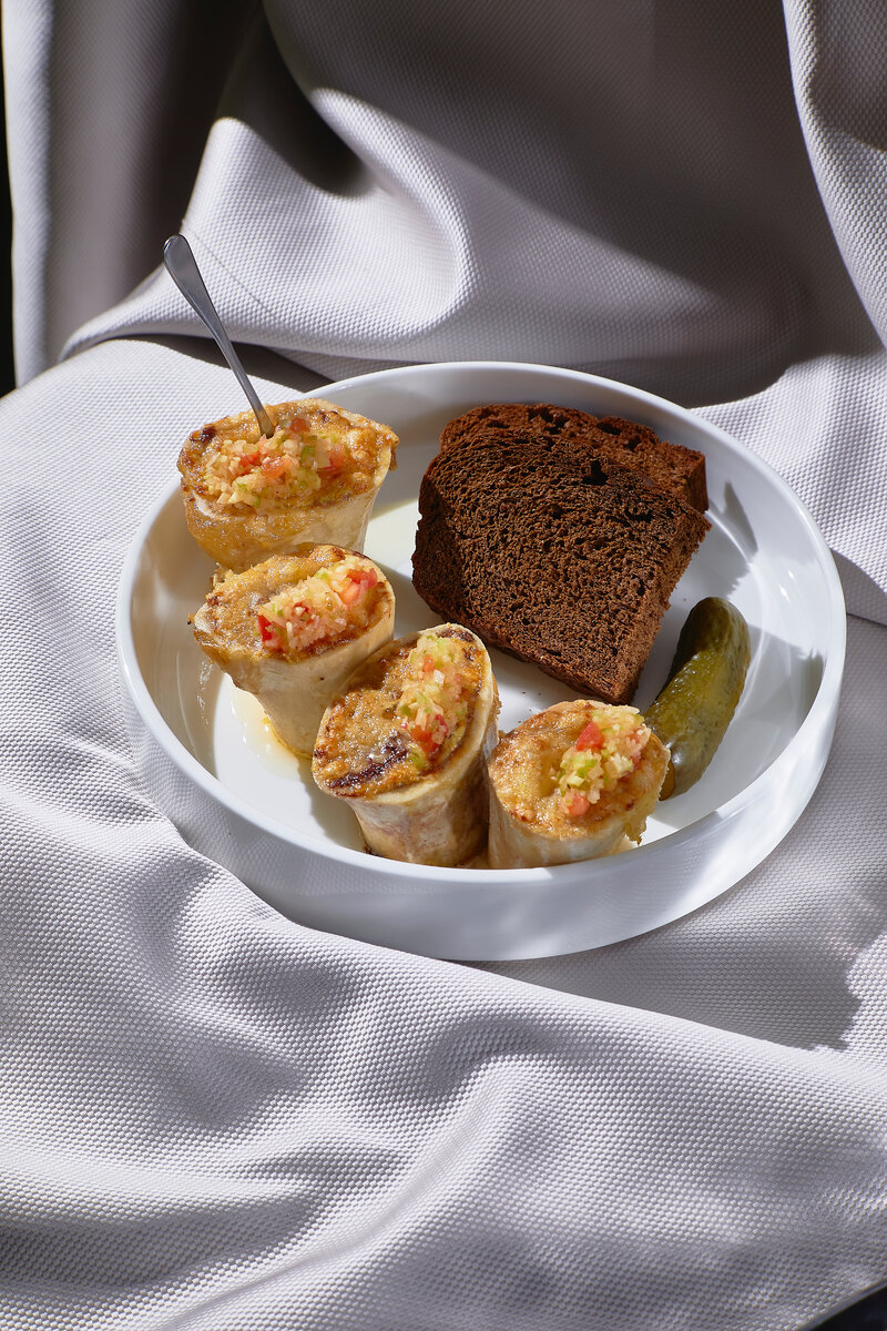 Костный мозг с ржаным хлебом и соленым огурцом