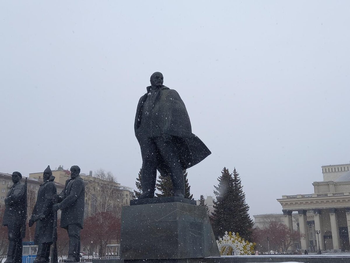 Ильич без шапки стоит, менингит зарабатывает