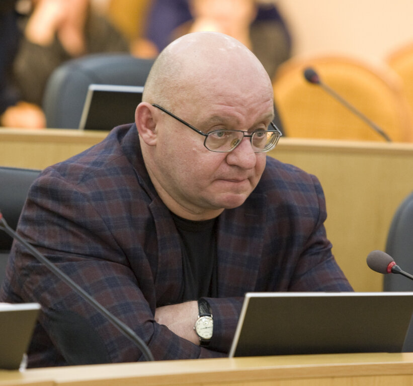    Гендиректор АО «Аэропорт Сургут» Евгений Дьячков отмечает юбилей