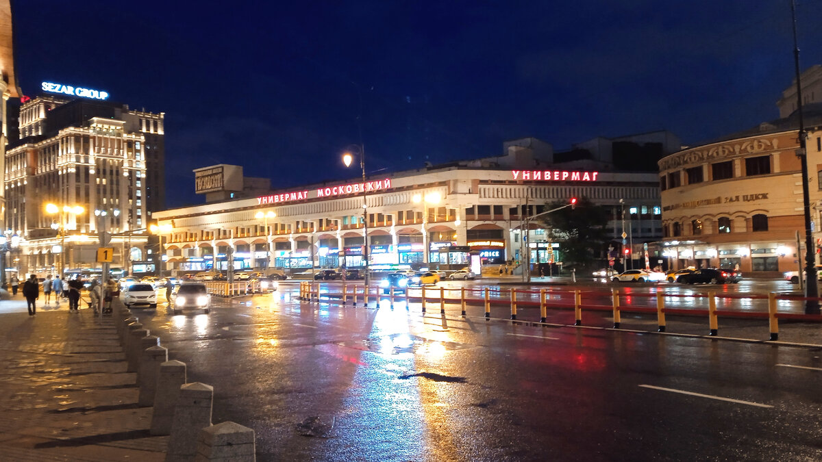 Торговый центр "Универмаг Московский" в современном формате. Фото автора.