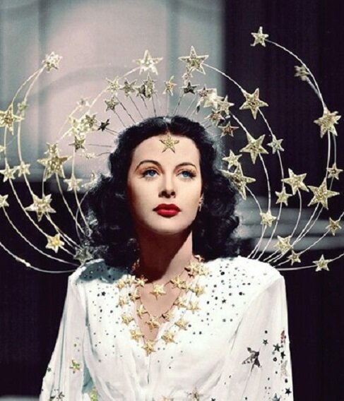 А во лбу звезда горит