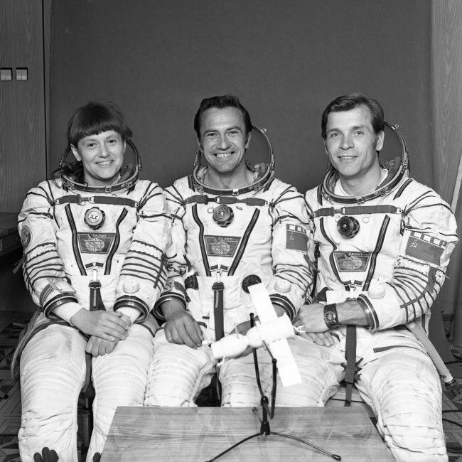 Салют 7 космонавты джанибеков и савиных. Салют 7 джанибеков савиных. Салют 7 джанибеков савиных. Третий полет джанибеков иванченков кретьен. Салют 7 джанибеков савиных.