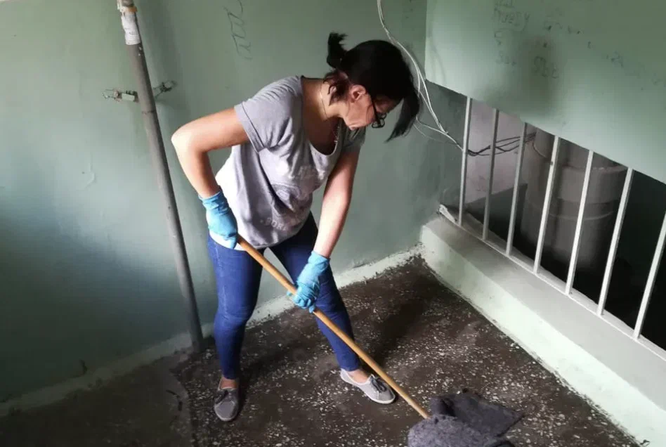 Простая уборщица стала популярной. Уборка подъездов. Уборщица. Уборщица моет пол. Инвентарь для уборки подъездов