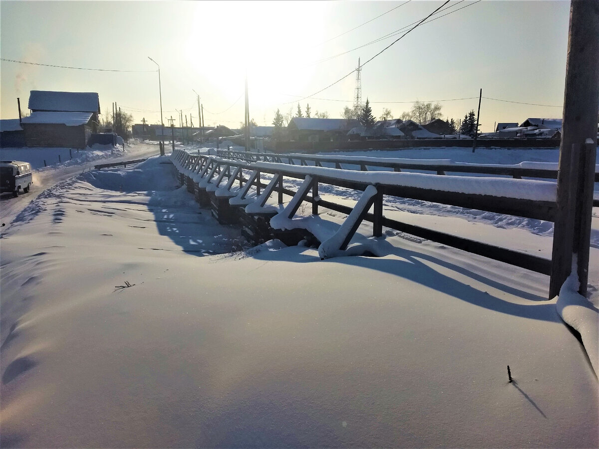 Мост, занесенный снегом.
