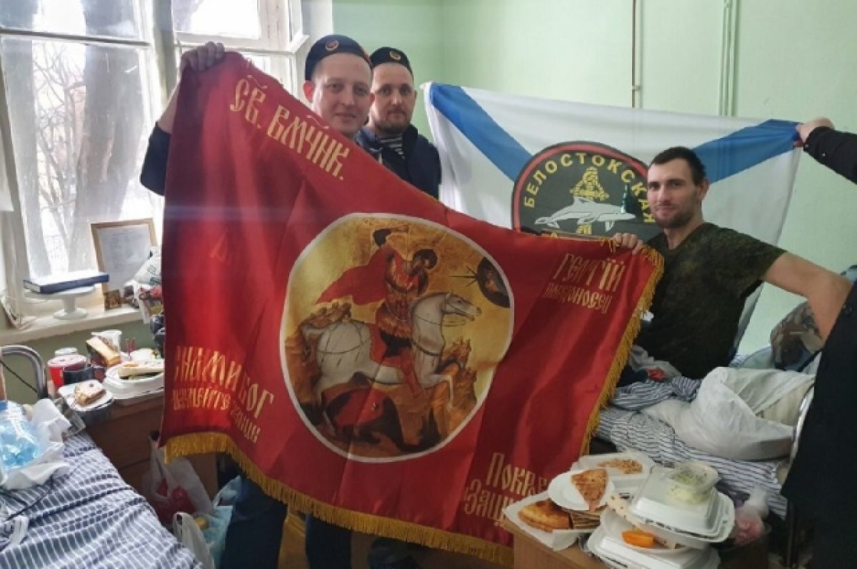    Дмитрий Харитонов (справа) в госпитале Санкт-Петербурга с друзьями