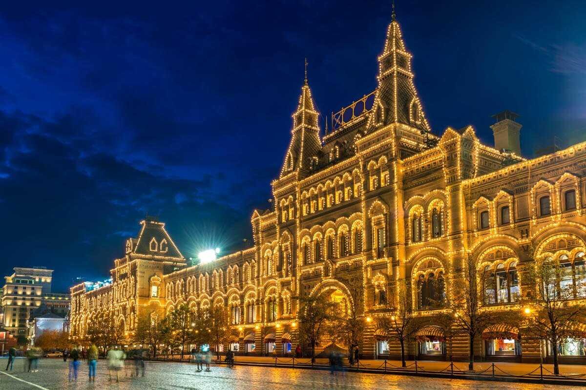 Крупный торговый комплекс в центре Москвы, который занимает местность Китай-города и выходит главным фасадом на Красную площадь. Позиционирует себя как главный универсальный магазин страны и целый торговый квартал.