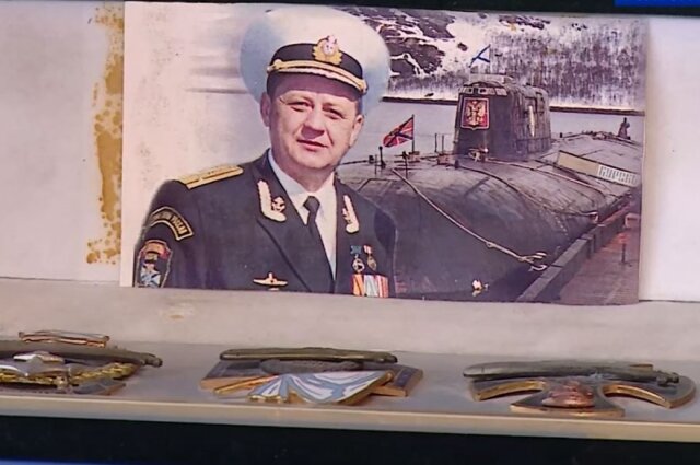    В школьном музее хранятся снимки и личные вещи Геннадия Лячина. Фото: скриншот из видео. 