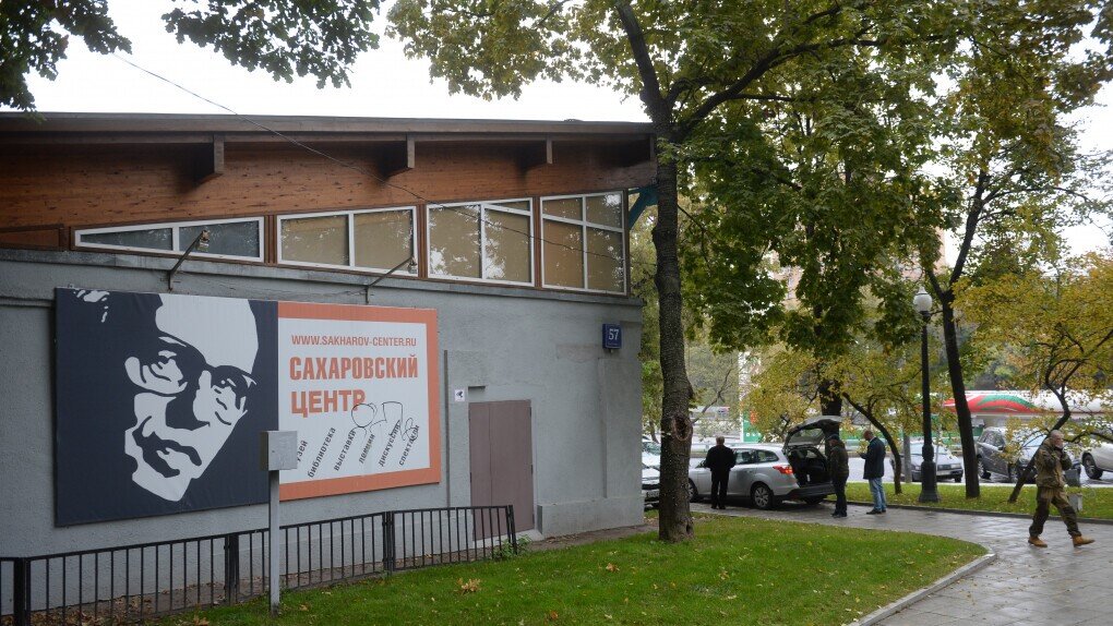Вывеску надо снять!
 Также судьи установили, что на сайте Сахаровского центра были размещены видеоматериалы без маркировки иноагента. По этому факту Роскомнадзор составил 10 протоколов в отношении организации и ее исполнительного директора. По решению суда они должны выплатить штрафы на общую сумму около 5 млн рублей. Минюст признал Сахаровский центр иностранным агентом в 2014 году — одним из первых после вступления в силу соответствующих поправок. Как указывало ведомство, организация получала целевое финансирование от МИД Нидерландов и неправительственной организации Sigrid Rausing Trust из Великобритании.