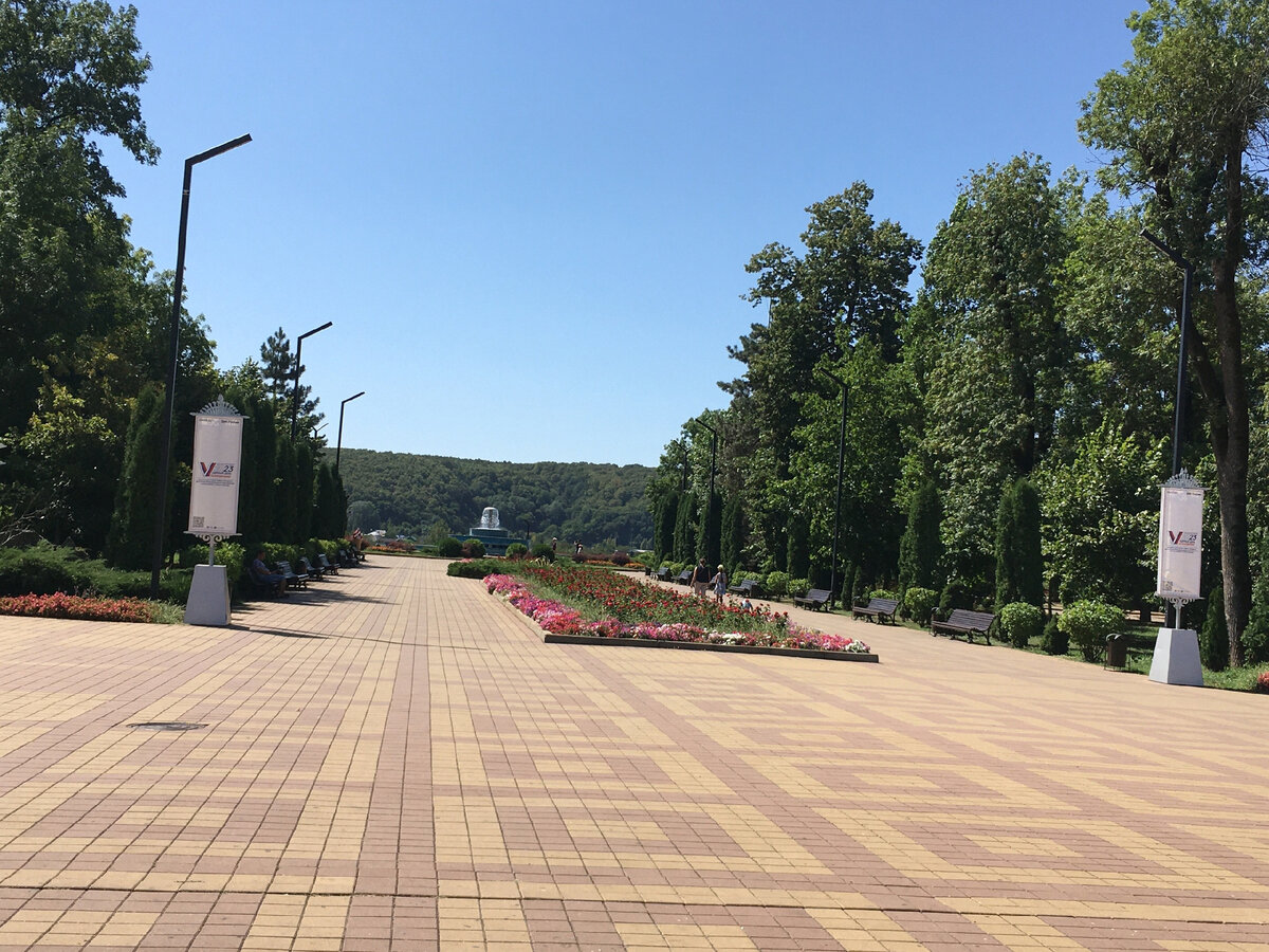 Площадь городского парка - отличное место для прогулок