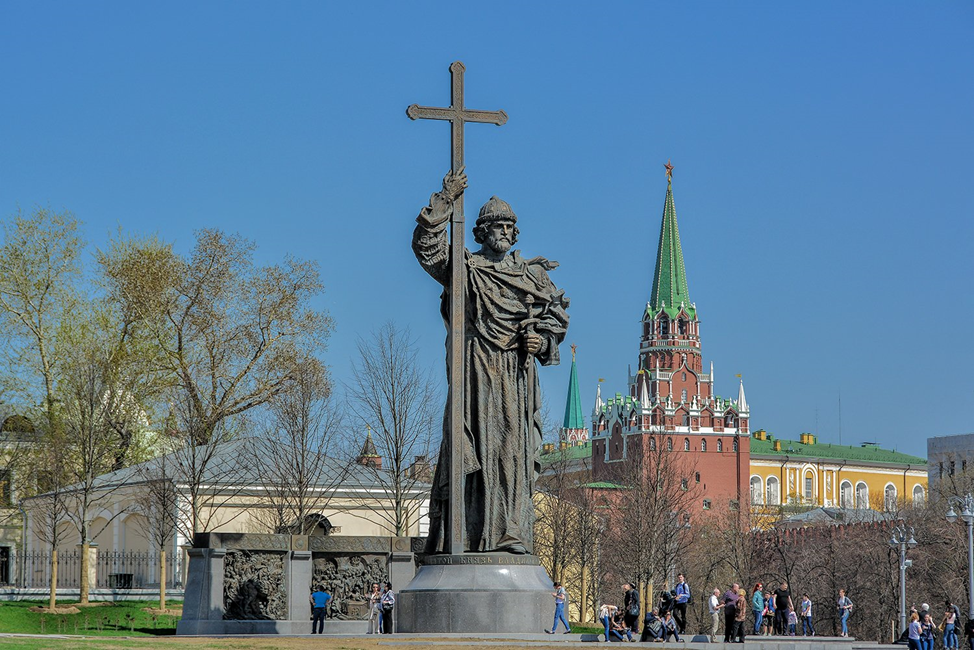 Памятник русь в москве. Памятник князю Владимиру в Москве. Крещение Руси памятник Владимиру в Москве. Памятник равноапостольному князю Владимиру в Москве.