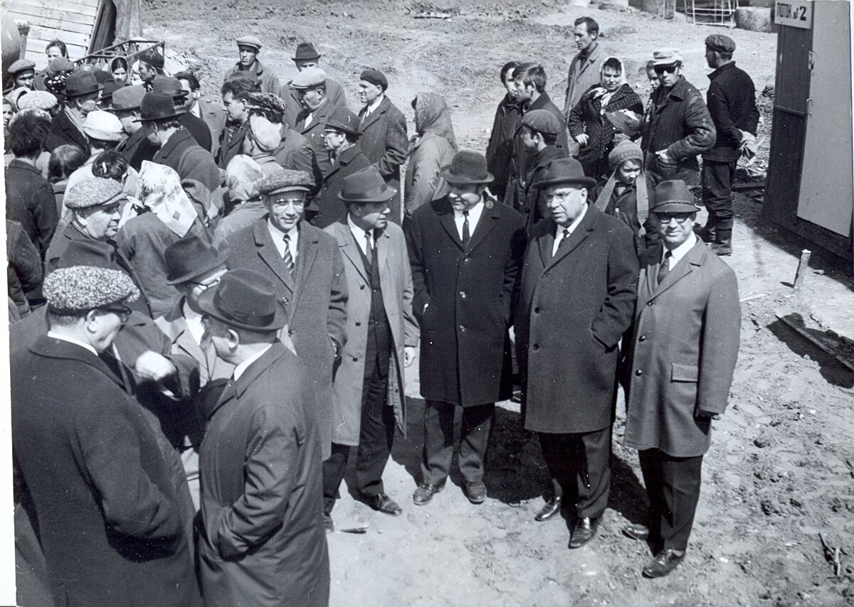 Осень 1971 года. В центре слева направо: 1. Васильев Лев Борисович. 2. Троицкий Михаил Трофимович – секретарь Татарского обкома КПСС. 3. Родыгин Аркадий Андреевич – секретарь парткома КАМАЗа. 4. Тарасов Александр Михайлович - министр автомобильной промышленности СССР. 5. Степин Николай Григорьевич – заместитель генерального директора КАМАЗа по строительству.
