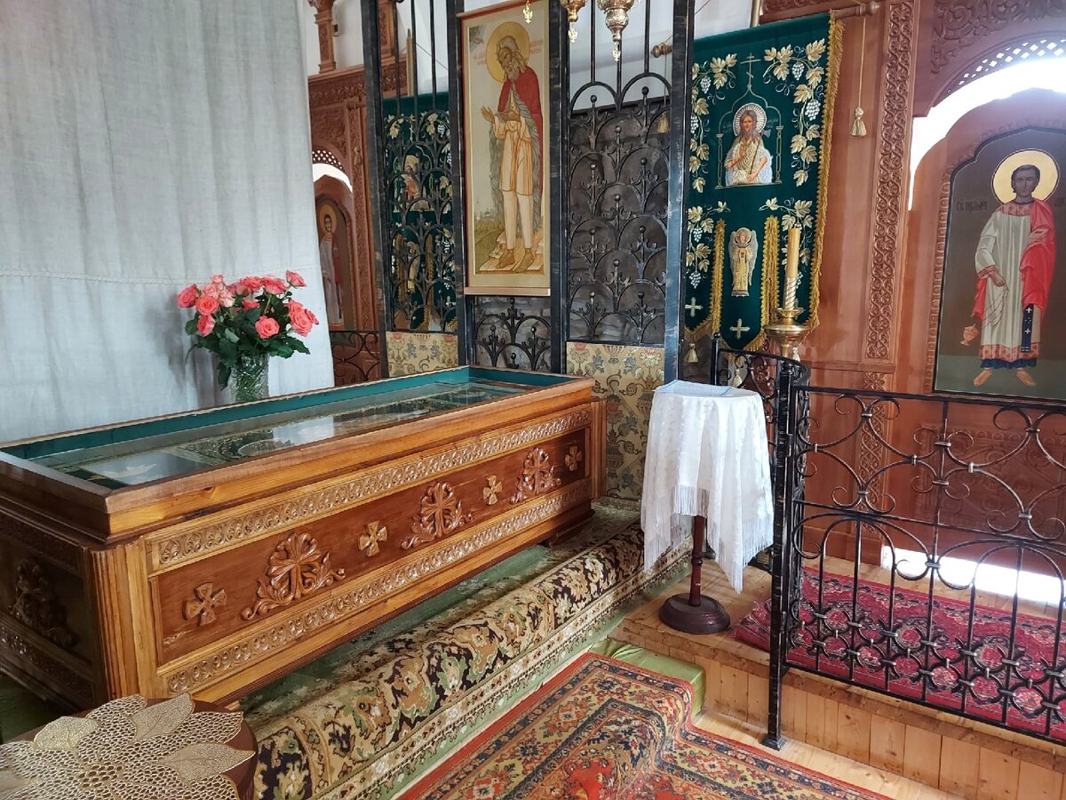  Рака праведного Лаврентия Калужского в Свято-Лаврентьевом монастыре всегда в цветах. Фото: Из архива/ Наталья Новосельцева