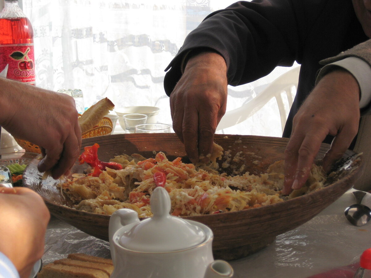 Можно кушать руками. Таджикская кухня курутоб. Плов едят руками. Узбеки едят плов руками. Узбекский плов едят руками.