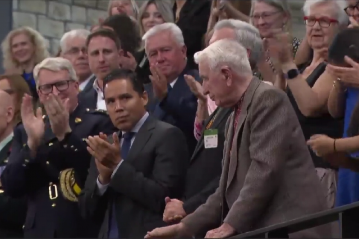    Читателей DE возмутили аплодисменты Зеленского украинскому нацисту в Канаде