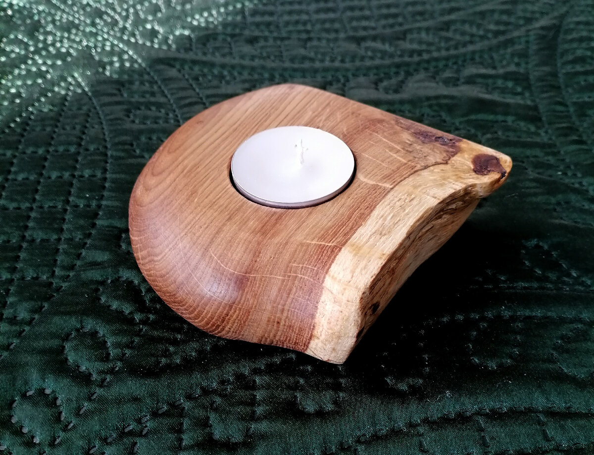Этот подсвечник изготовлен из цельного куска дуба.