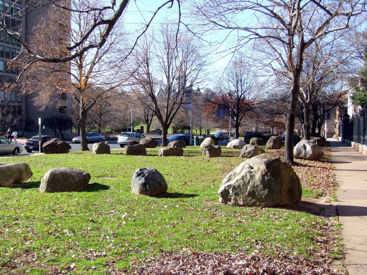 Карл Андре – «Скульптура Каменного Поля»