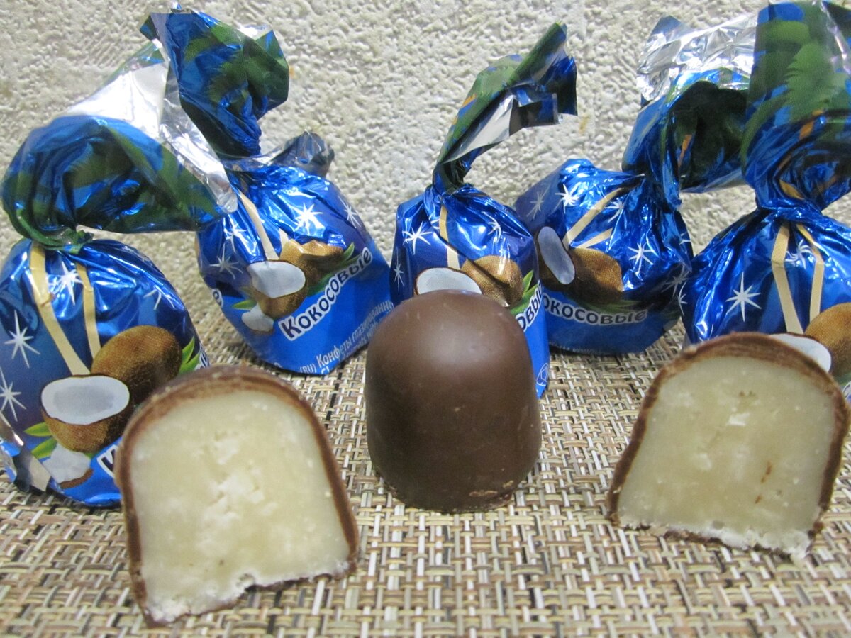 Конфеты bonjour coconut. Кокосовые конфеты. Конфеты с кокосом. Синие конфеты. Маленькие кокосовые конфеты.