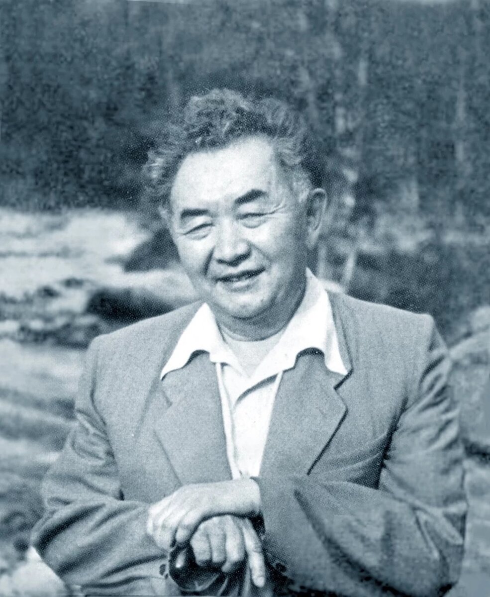 каныш сатпаев играет на домбре. қаныш сәтбаев еңбектері. қаныш сәтбаев презентация. каныш сатпаев фото. қаныш сәтбаев слайд презентация.