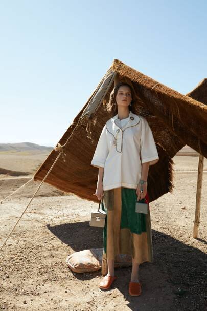 Изображение взято из "Traveling Light", созданного Сарой Ричардсон и сфотографированного Ричардом Бушем, из выпуска Vogue за апрель 2019 года.