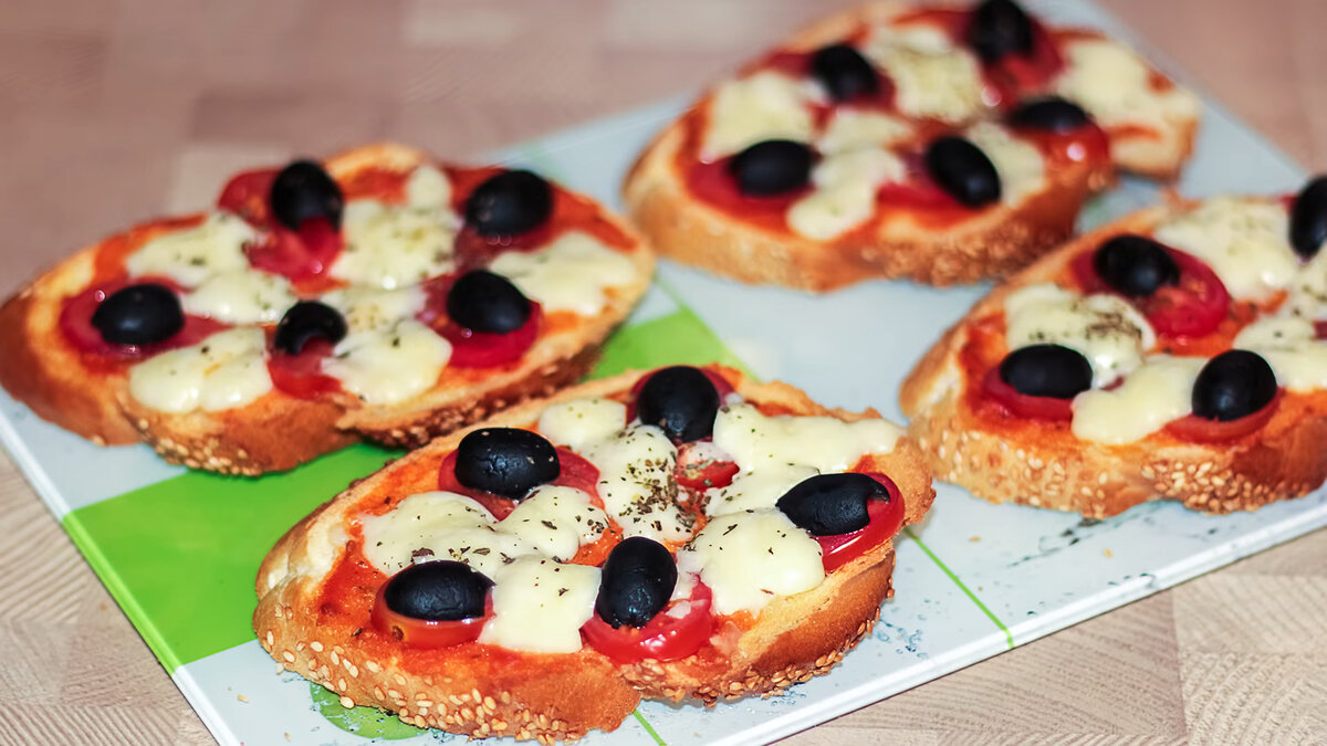 Бутерброды мини пицца в духовке. Горячие бутерброды. Бутерброды с сыром в духовке. Бутерброды мини пицца. Мини пицца.