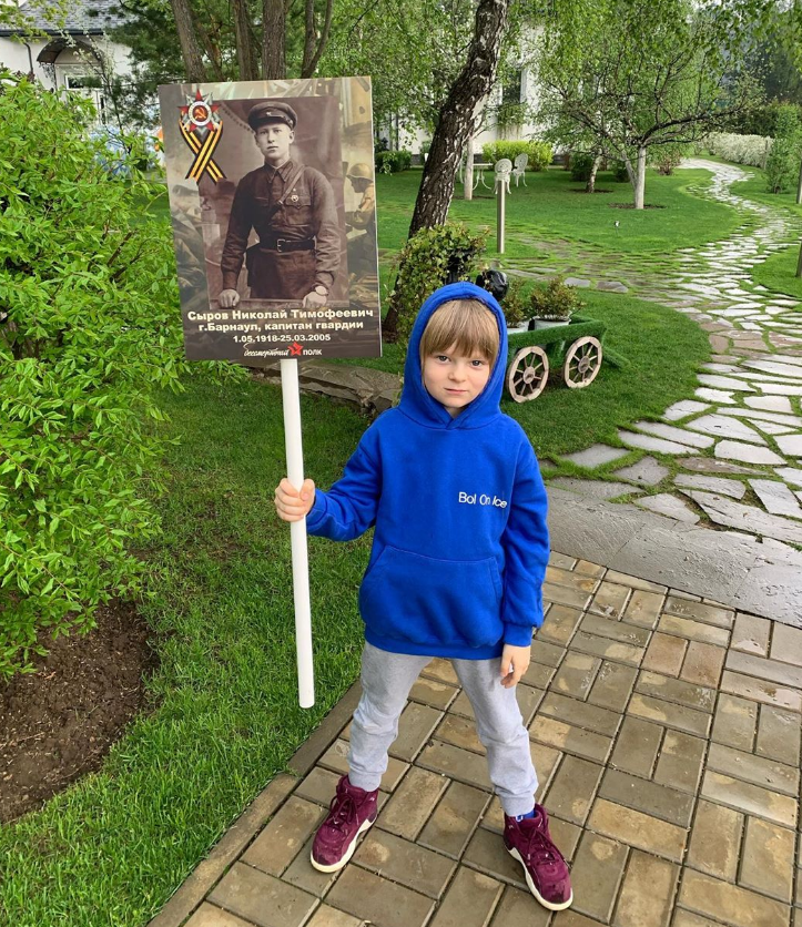 СыровНиколайТимофеевич (прадедушка Александра Плющенко). Капитан Гвардии. Прошёл военный путь от границы Советского Союза (р Прут ) до Москвы и от Москвы до Берлина. Имел множество ранений