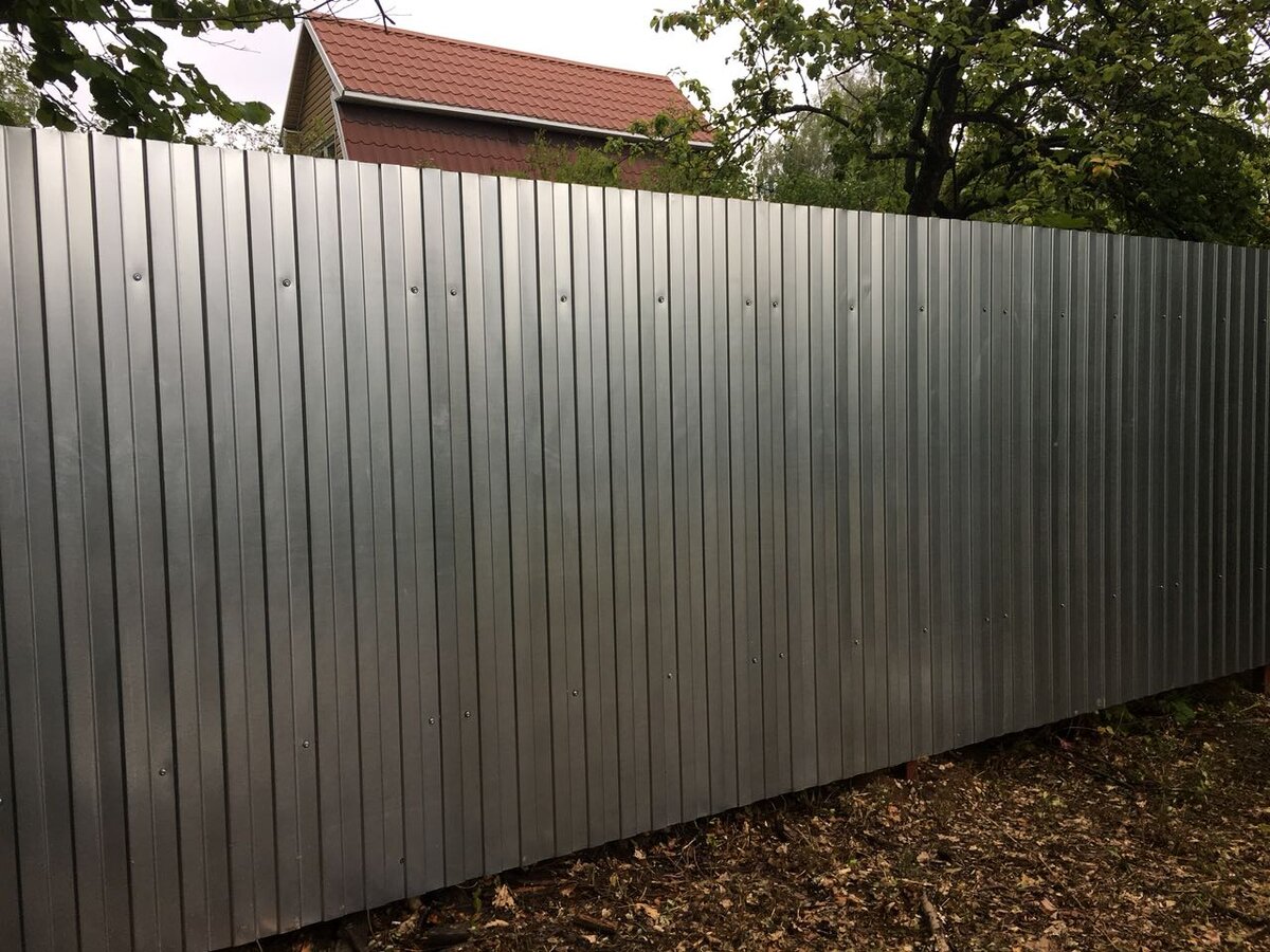 Забор из оцинкованного профнастила