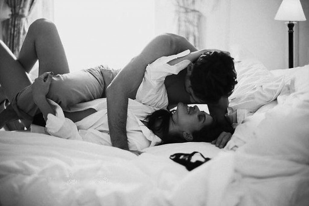 Иду будить свою добычу. Объятия в постели. Что значит бужу. Что значит бужу. Что значит бужу.