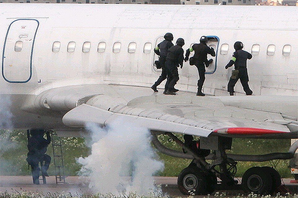 После странного захвата борта EgyptAir мы вспомнили случаи, когда авиа-пираты и власти действовали нестандартно