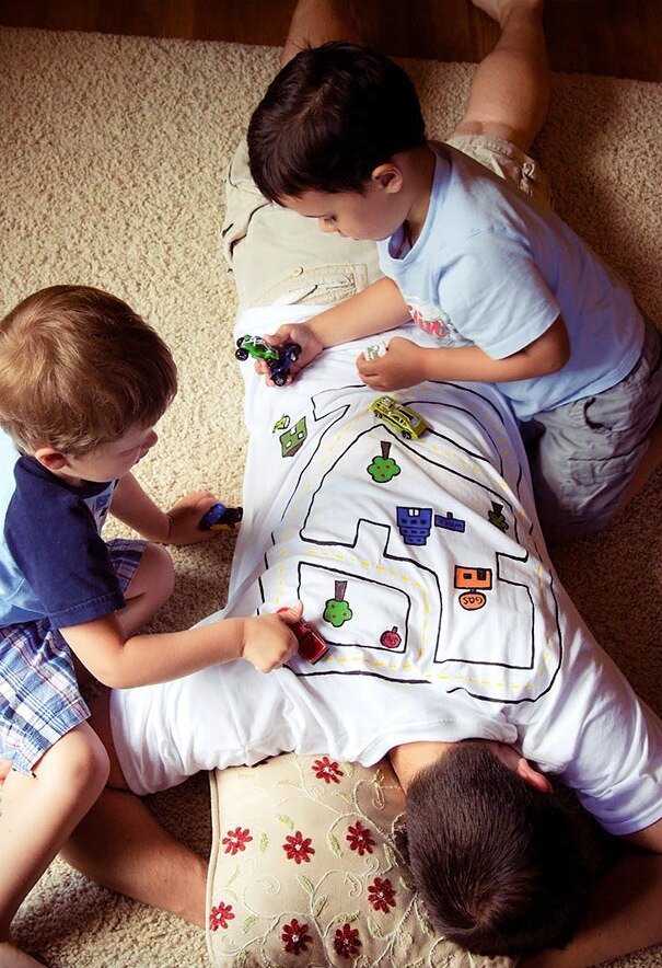 Так среднестатистический папа смотрит за детьми.