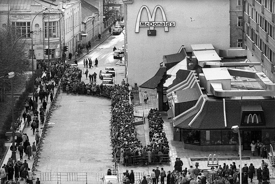 Очередь в первый Макдональдс в СССР. Москва, начало 90-х.