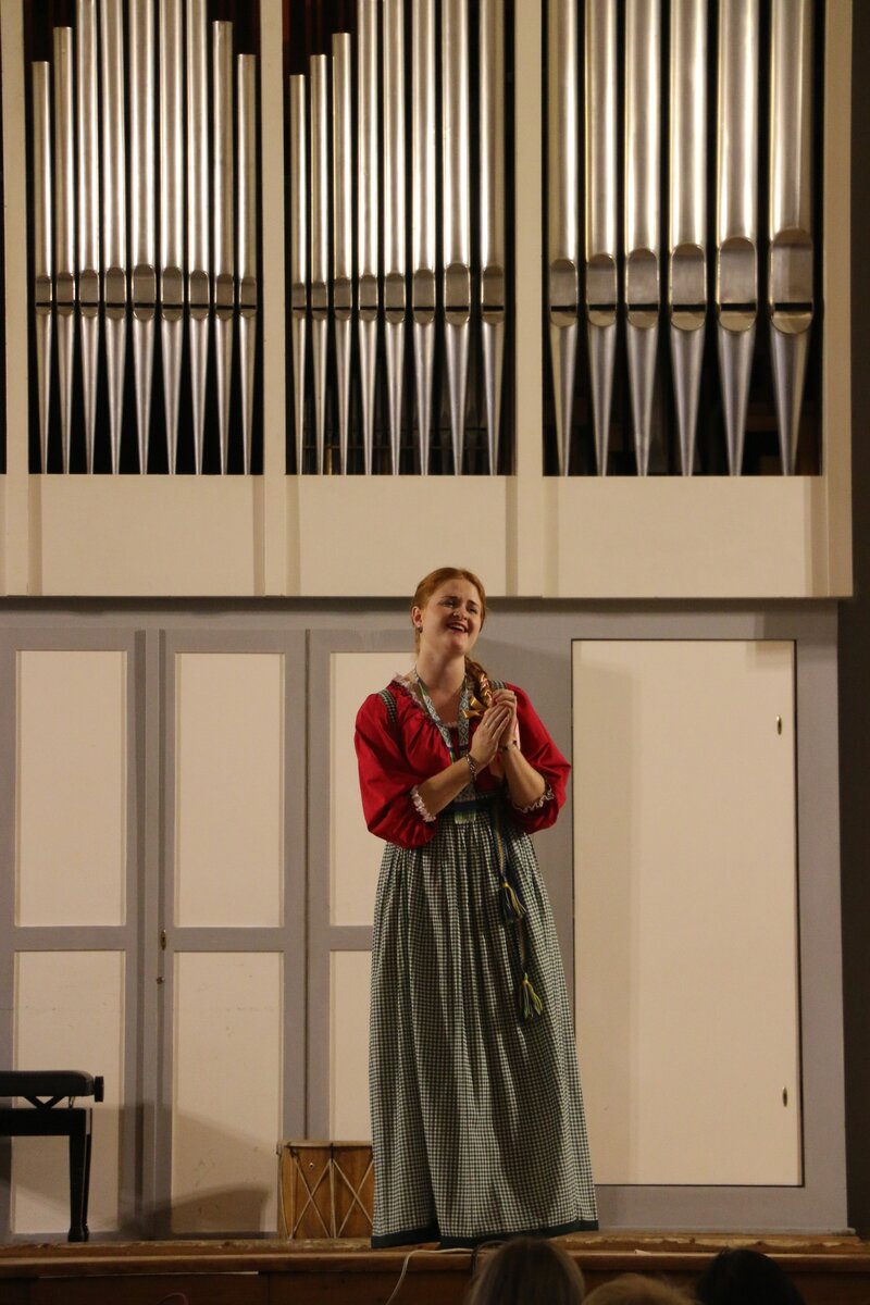 Мария Крылова исполняет мордовскую народную песню "Умарина" в рамках 24- часового музыкального марафона в Саратове. Фото: Медиапространство "Медиа ТОН" Саратовской консерватории, 21 октября 2019 года