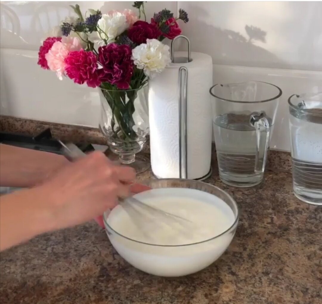 Смесь сметаны, кефира и соли. 