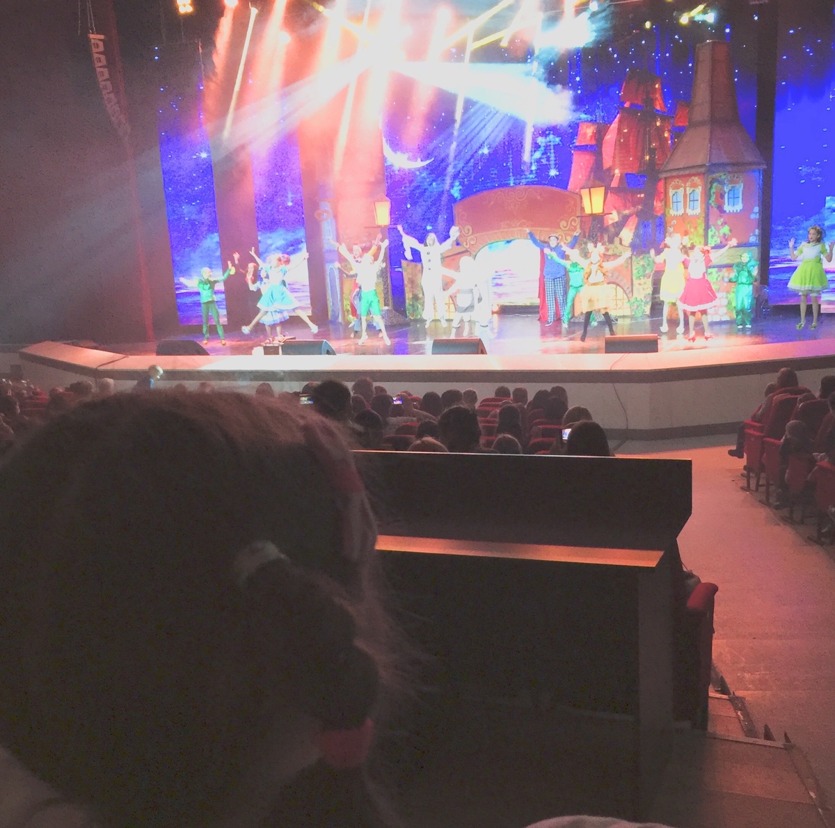 Старшая смотрит так внимательно, что стоя🙈