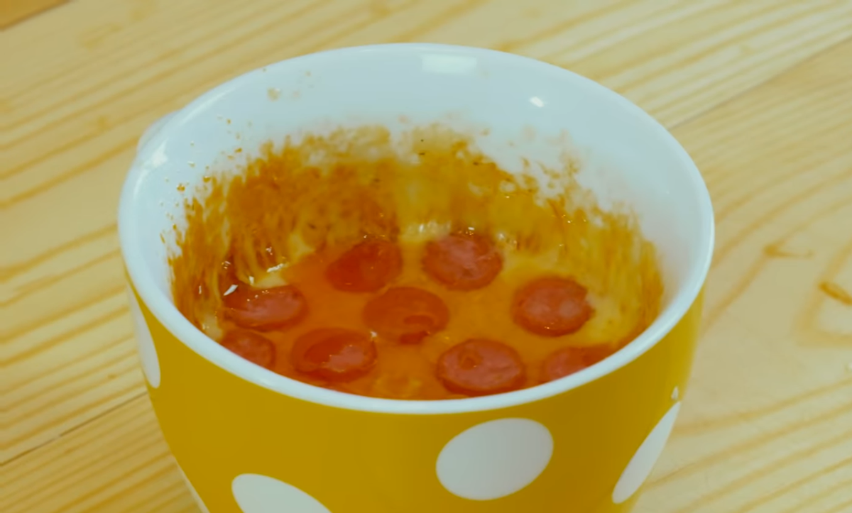 Готовая пицца в кружке.