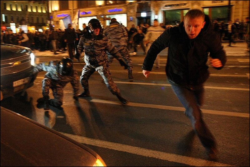 Включи полицейский догонял. Убегает от полиции. Бежит от полиции. Полицейский убегает.