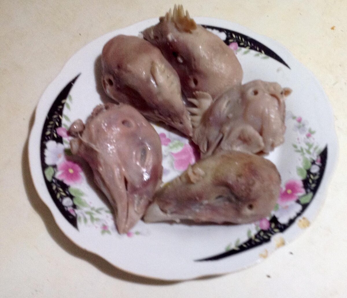 Отваренные куриные головы